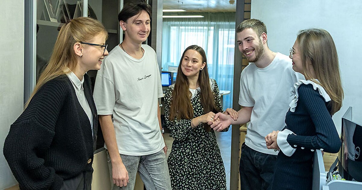 Молодые люди не боятся потерять работу, у них другой принцип: пока молодой, нужно экспериментировать и всё пробовать.