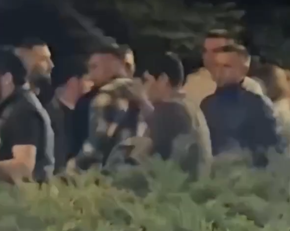 Русские мужики не стерпели и хлопнули приезжим по носу за их дерзкое отношение к женщине