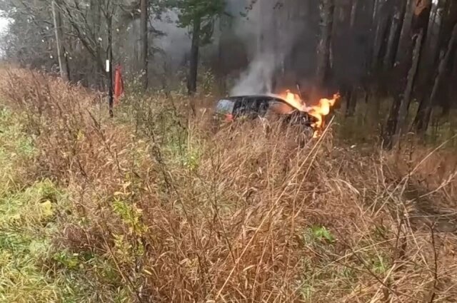    Во время ДТП автомобиль загорелся. Фото: Поисково - спасательная служба КМО