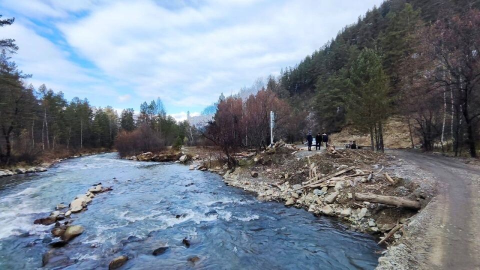    Строительство моста через реку Элекмонар. Источник: t.me/AElekov