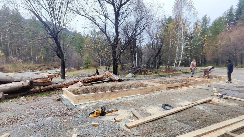    Строительство моста через реку Элекмонар. Источник: t.me/AElekov