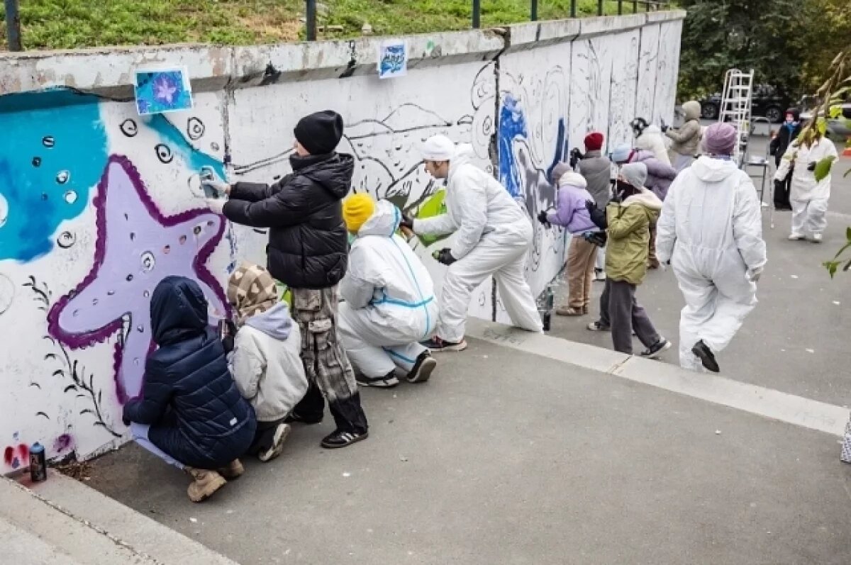    Ученики художественной школы создали яркий мурал во Владивостоке