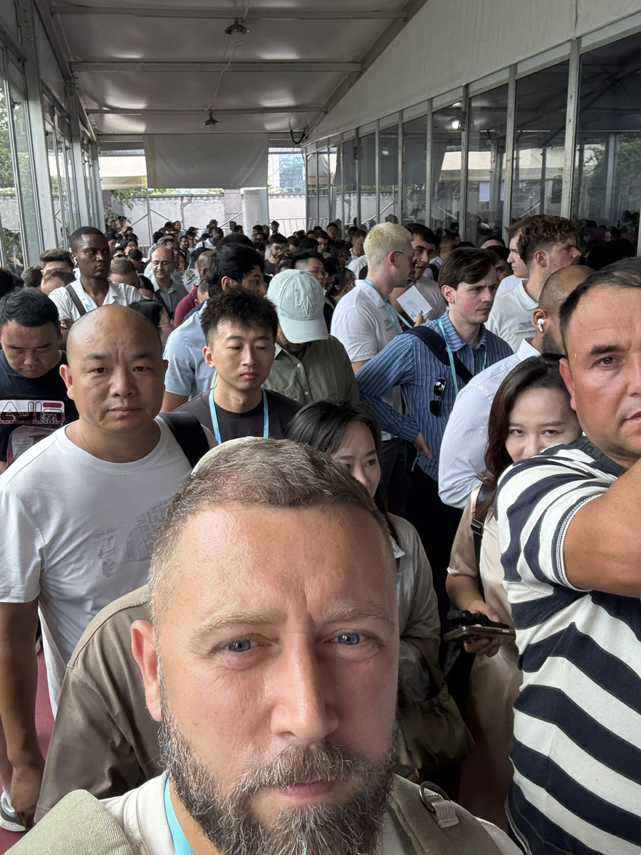 Говорят в очереди стояли 3+ часа, мне повезло больше...