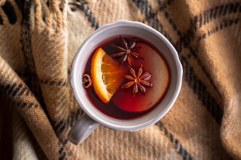    С приходом осени многие россияне ищут способы согреться - горячим и горячительным