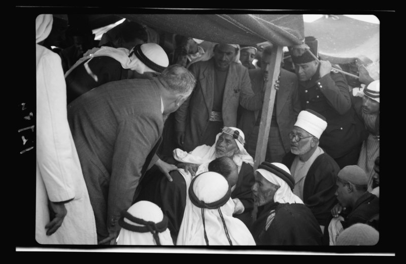 Окончание кровной мести в деревне Эль-Хамани близ Медждала 20 апреля 43-го года. Убитого горем отца просят проявить сострадание и выплатить денежную компенсацию, ведется запись о сокращении суммы