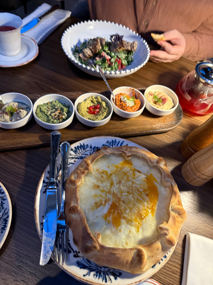 Хачапури, дипи и салат с шашлыком 