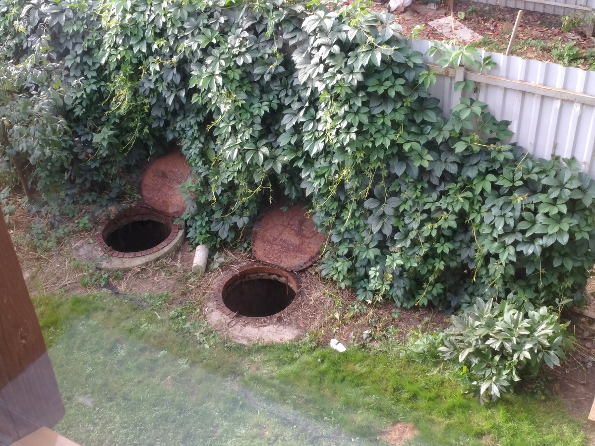 Вместо правого колодца зарыли станцию.