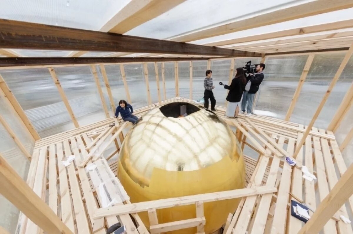    В Челябинске начали золотить сферу памятника архистратигу Михаилу