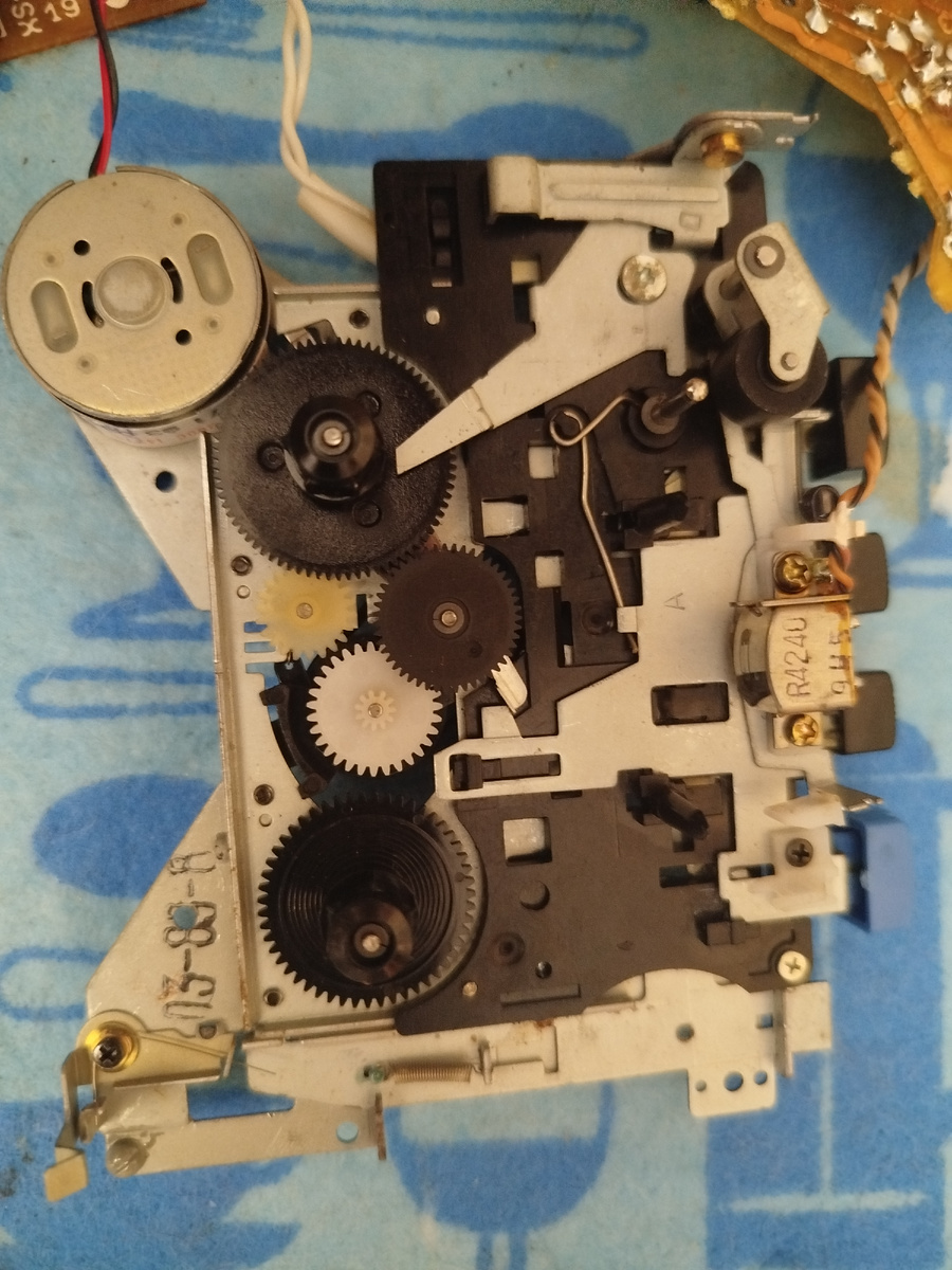 вот она белая шестерня которая побольше