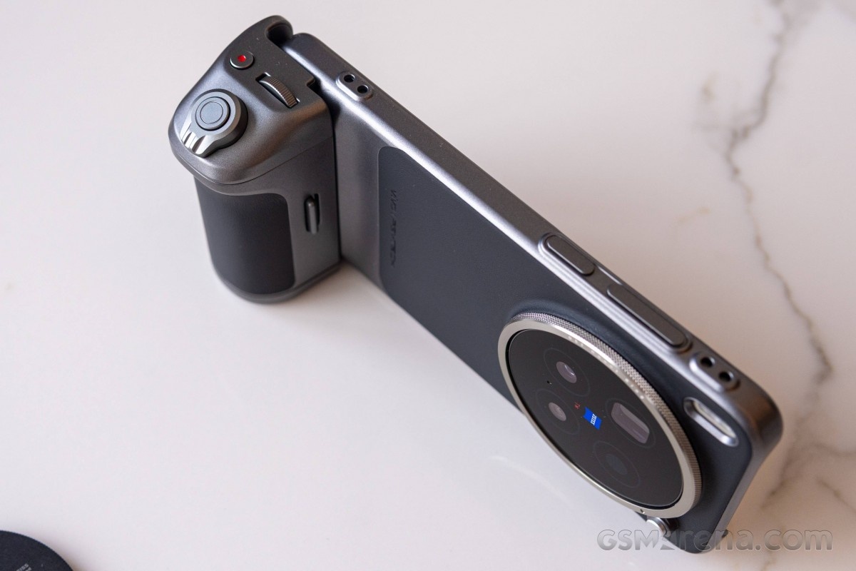    Vivo X300 Pro с внешним телеобъективом показали в работе [ФОТО]