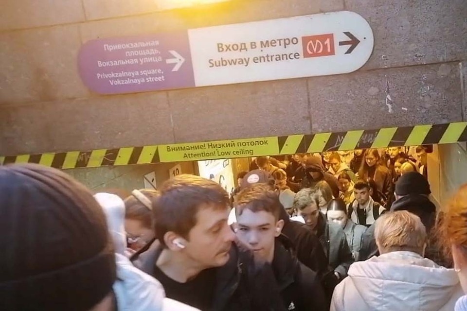    Вот такая обстановка сегодня утром на станции «Девяткино». Фото: «КП-Петербург»