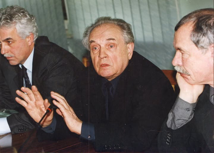 Мне даже довелось выступать вместе с Александром Зиновьевым перед читателями нашего журнала. Это мы в Астрахани. Я тут справа... 