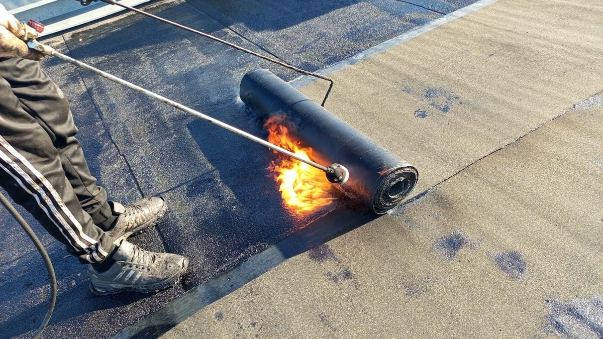 Почему нельзя откладывать ремонт кровли до весны