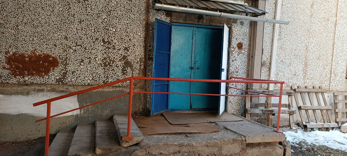 на крыльцо м огут постпавить всё что угодно 