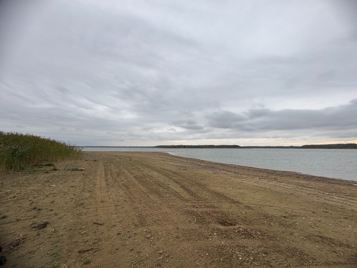 Местами вода уходит на несколько десятков метров от берега. 