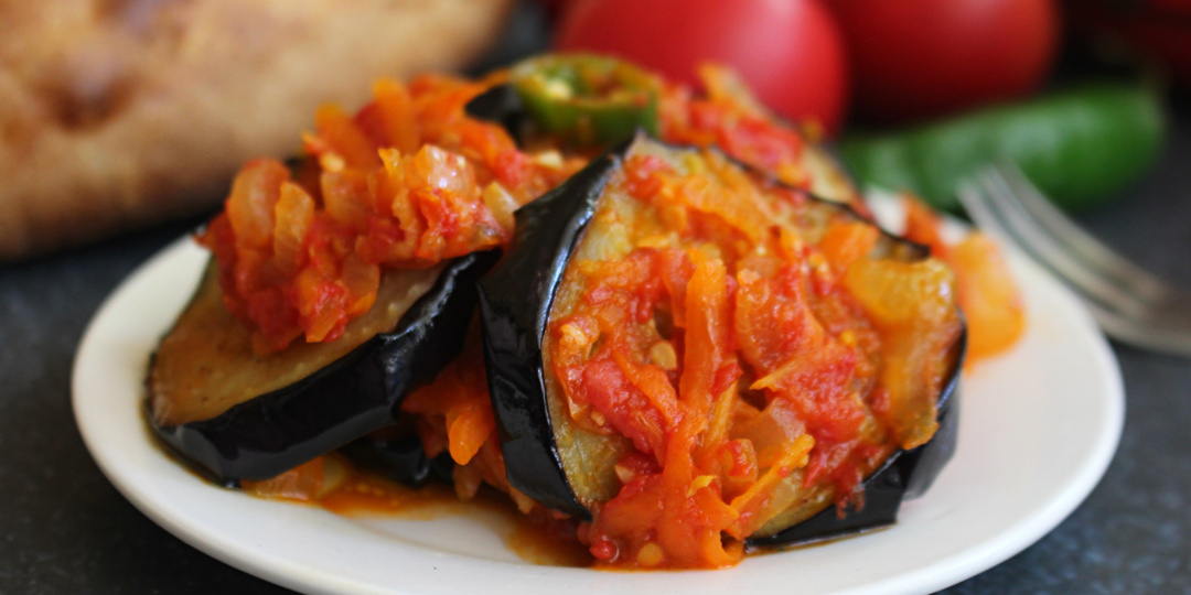 Жареные баклажаны с чесноком, острым перцем и овощами