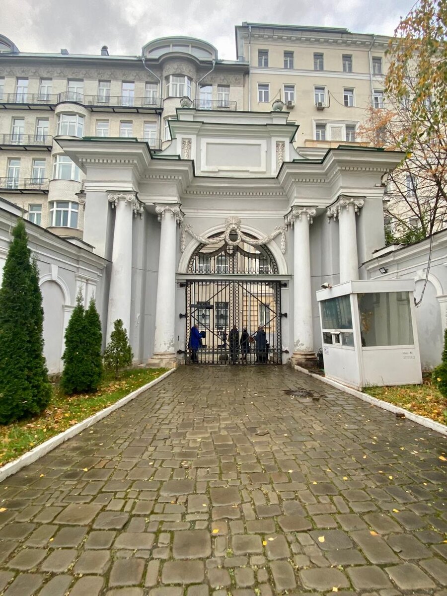 Парадный вход со Староваганьковского переулка. Здесь встречаются экскурсионные группы.