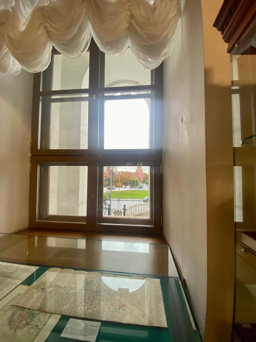 выставки в концертном зале и в читальных залах