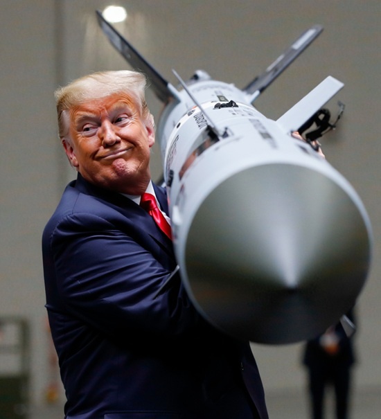    Трамп грозит России ракетами, но это другое. Иллюстрация: "Блокнот"