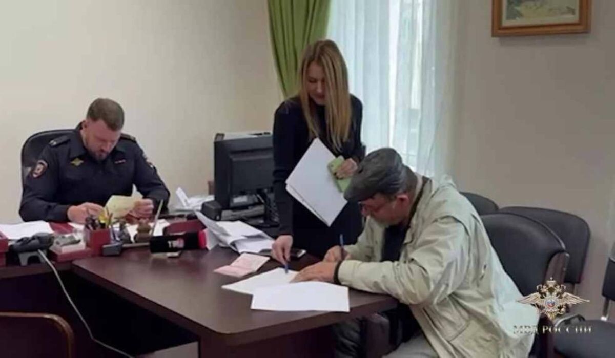     Выдача паспорта пенсионеру из Латвии. Источник: ria.ru Автор фото: Пресс-служба МВД России