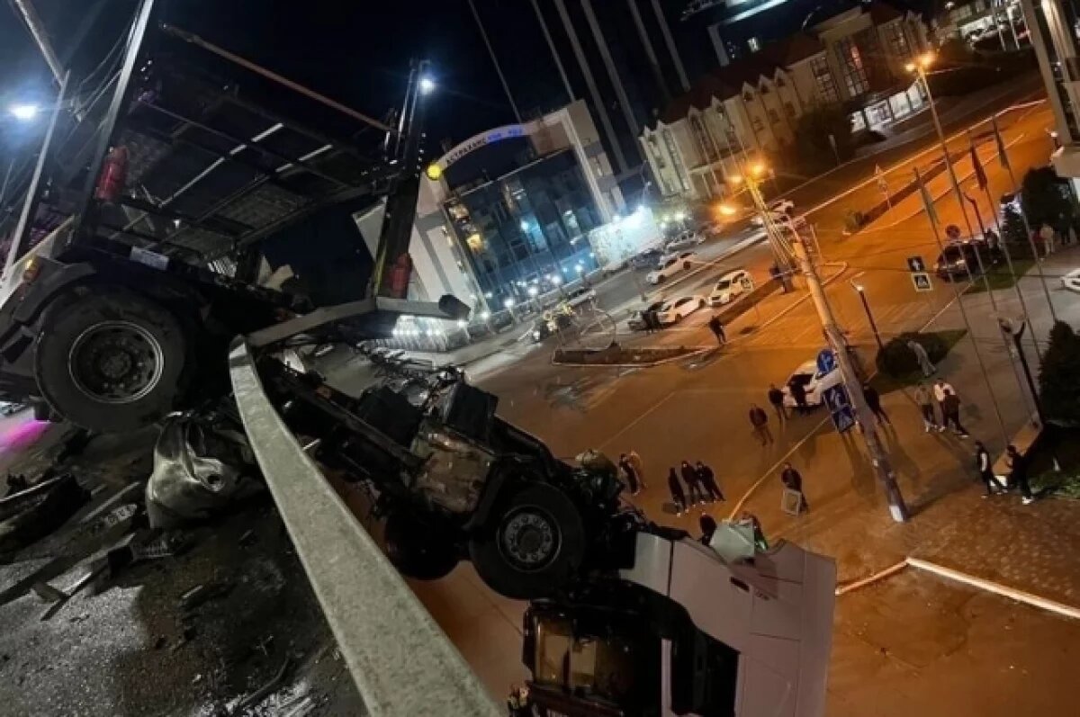    На Новом мосту в Астрахани грузовик повис на ограждении