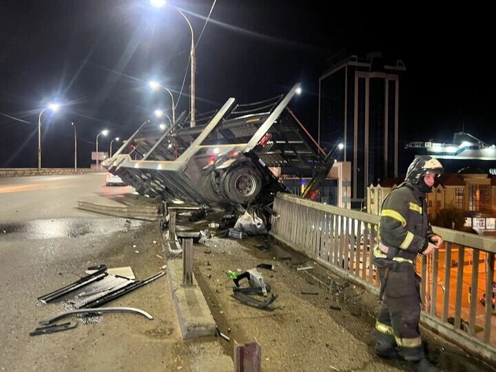    Грузовик вылетел с нового моста Фото: УМВД России по Астраханской области