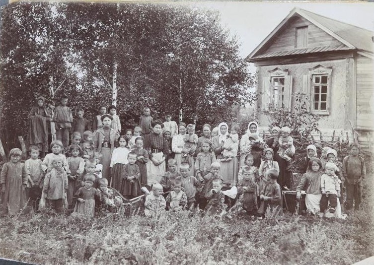 Источник фото - ГОСКАТАЛОГ. Фотография в альбоме. Детские ясли, организованные земским врачом Мукасеевым Леонидом Александровичем в 1908 г. в селе Тепловка Тепловской волости. Из альбома № 4 Козлова-Свободина П.А.