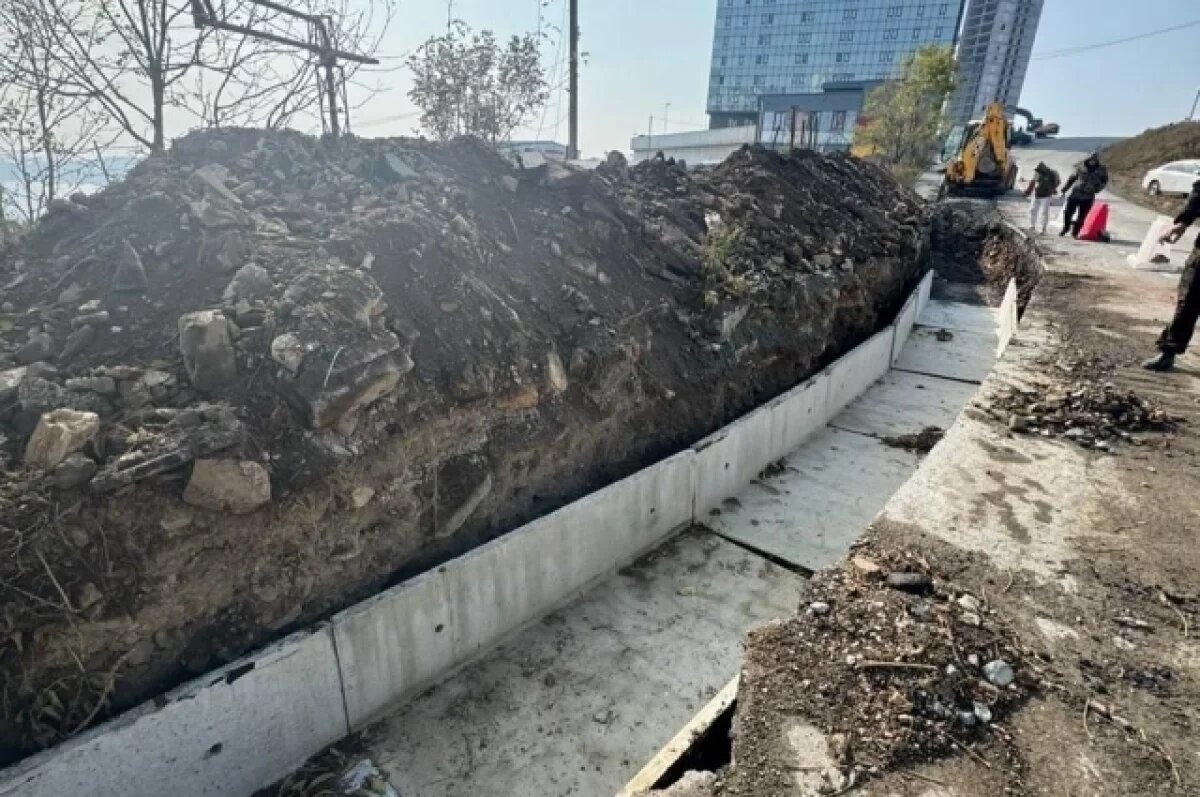    Иностранные рабочие разломали асфальт и тротуары во Владивостоке на Змеинке