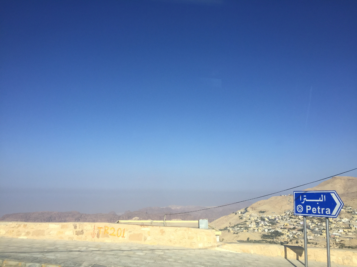 Люблю утро. В пыстыне легкая дымка, очень даже свежо. Местное кофе с кардамоном, сваренное на песке отлично бодрит. Мы почти приехали. Маршрут в одну сторону составил 235 км.