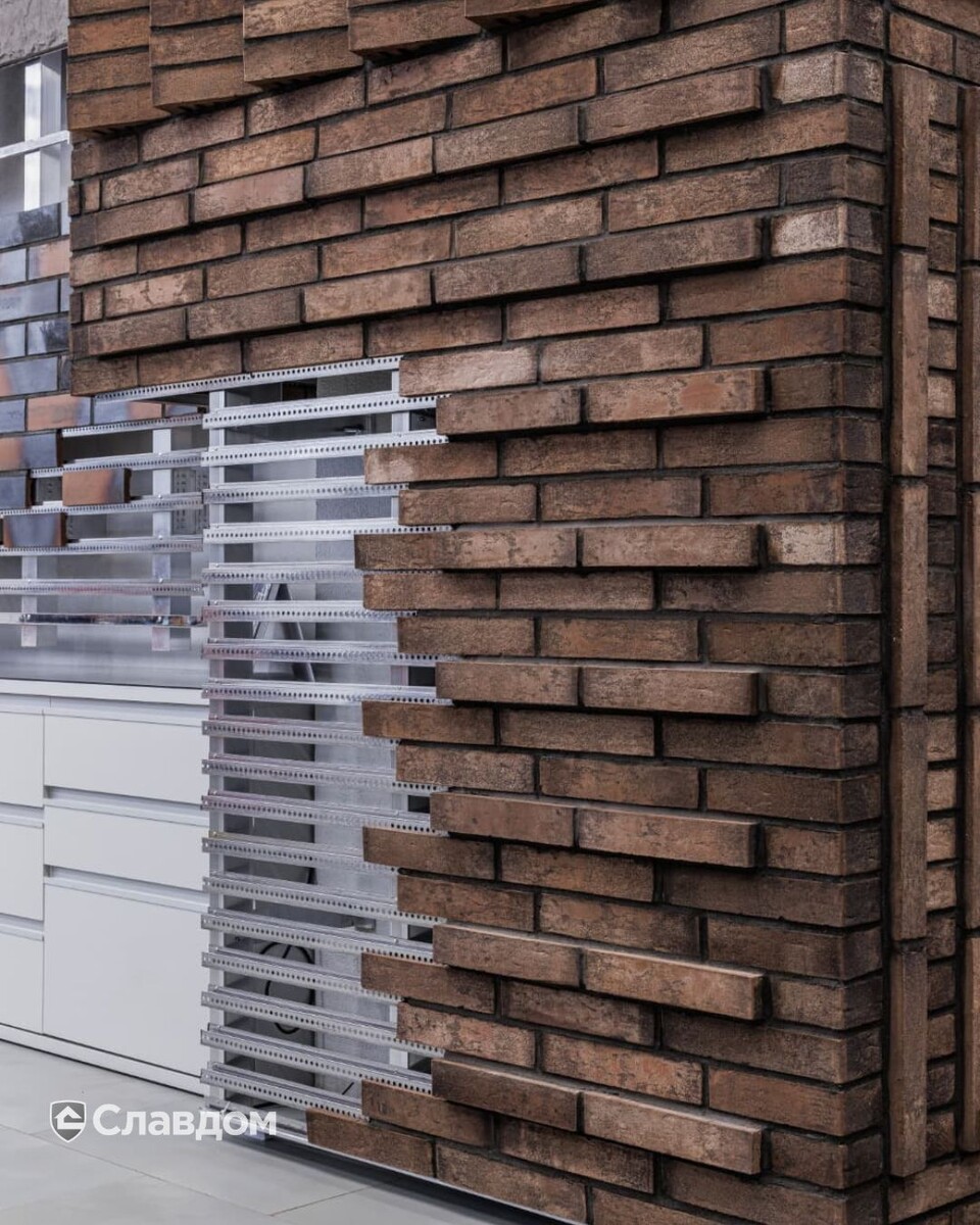 Колонна на подсистеме для плитки в шоуруме Славдом Бутырский Вал. Чтобы создать «парящий» эффект, мы намеренно оставили небольшой зазор между полом и конструкцией.