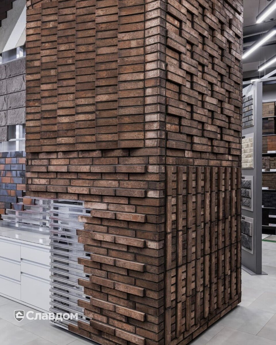 Колонна на подсистеме для плитки в шоуруме Славдом Бутырский Вал. Чтобы создать «парящий» эффект, мы намеренно оставили небольшой зазор между полом и конструкцией.