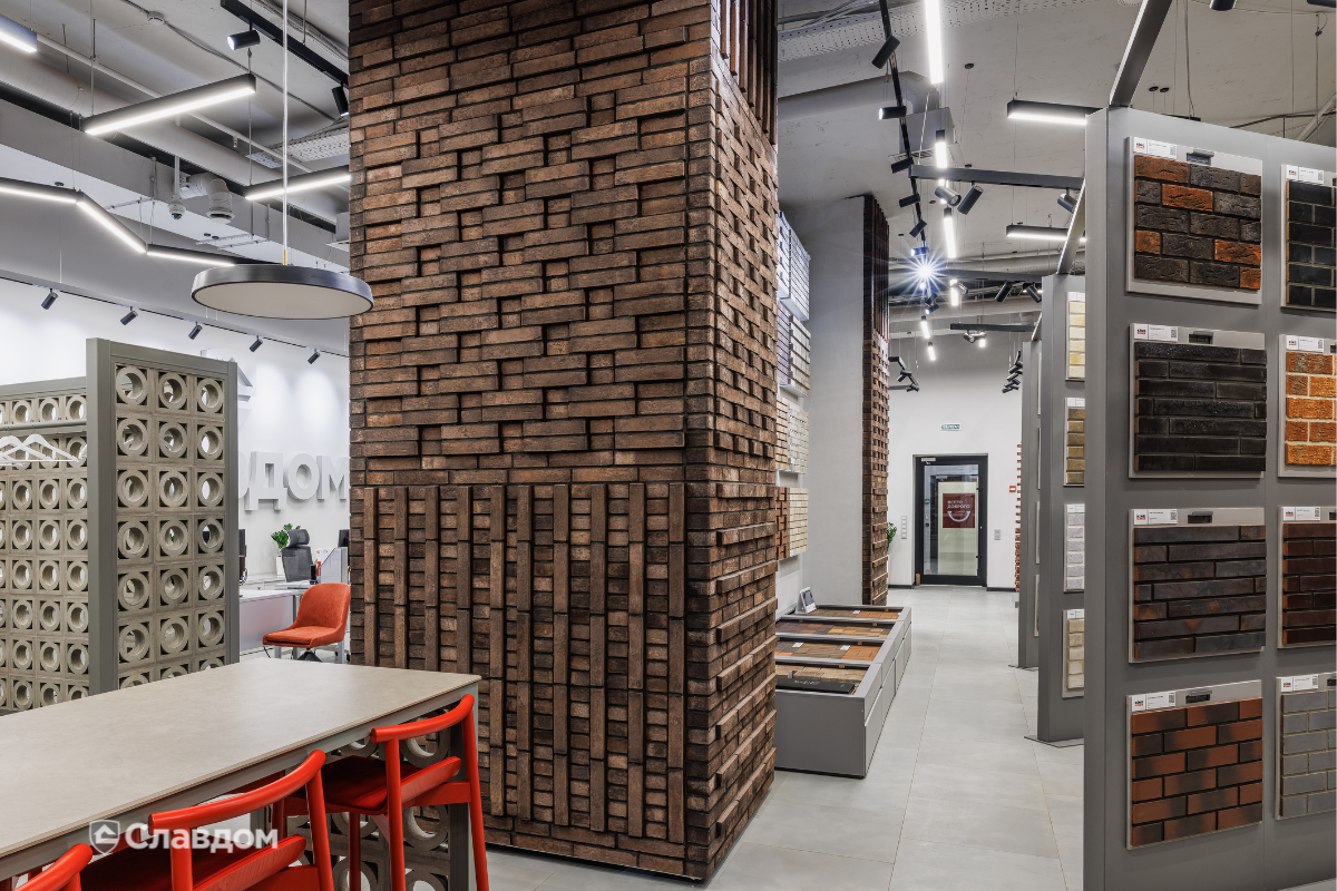 Колонна на подсистеме для плитки с затиркой швов в новом шоуруме Славдом Бутырский Вал