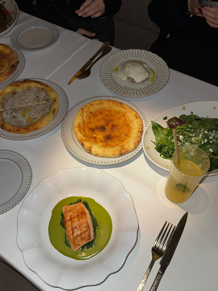 Лосось с соусом берблан, Зеленый салат, Тартар с пармезаном