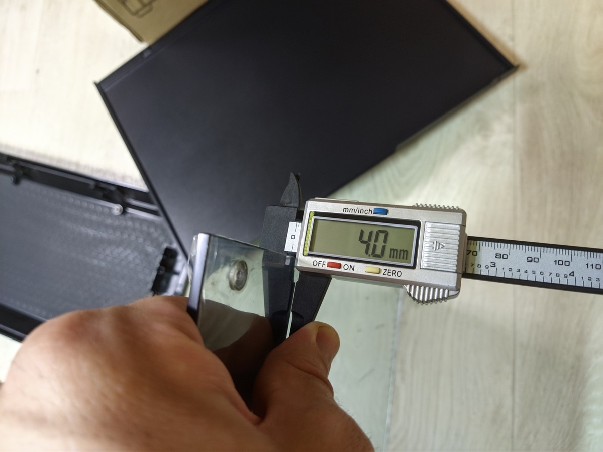     Стекло 4 мм — прочность и устойчивость к царапинам.