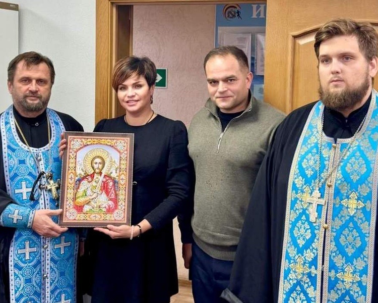     В Курской области чиновники начали освящать рабочие кабинеты