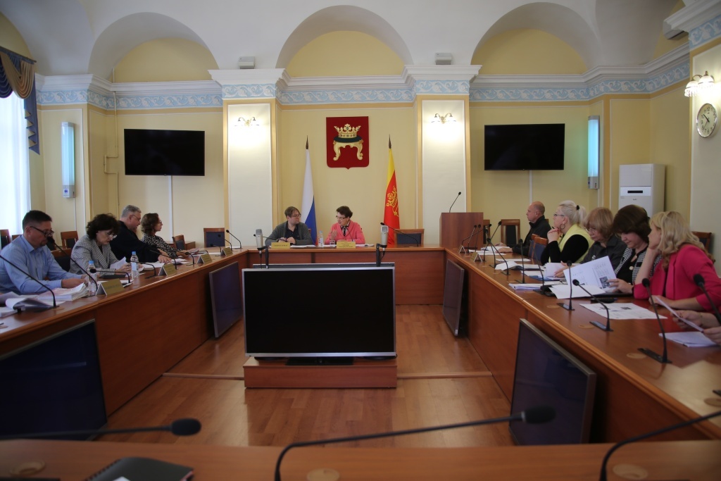 Тверских депутатов обеспокоил высокий индекс несъедаемости в городских школах