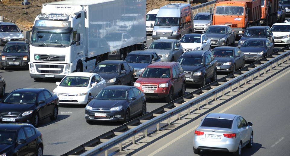    Автомобильное движение по Калужскому шоссе в Москве / Медиасток.рф