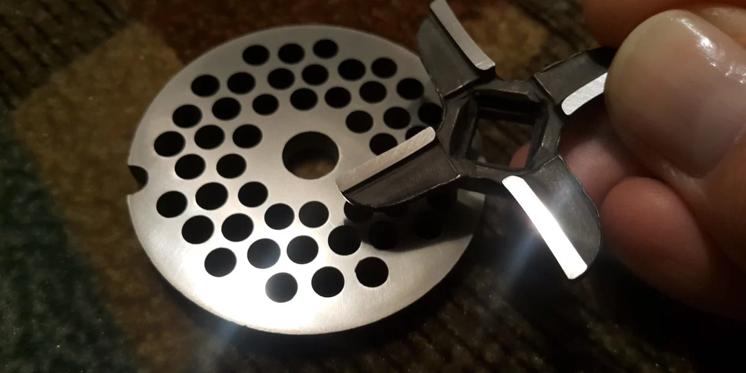 Не выбрасывайте тупые ножи от мясорубки: заточка своими руками — быстро, чисто, без затрат