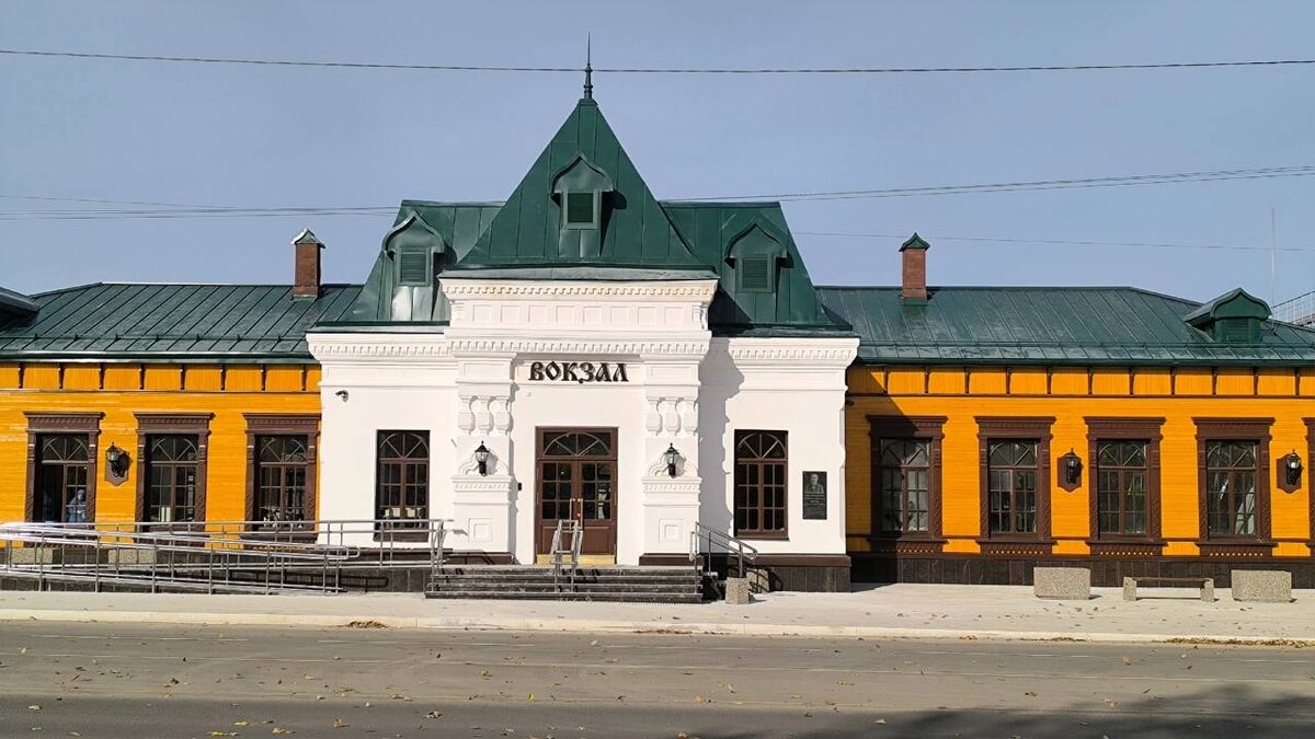 Здание железнодорожного вокзала Нерехты, фото с канала https://t.me/arkhlikbez/43650