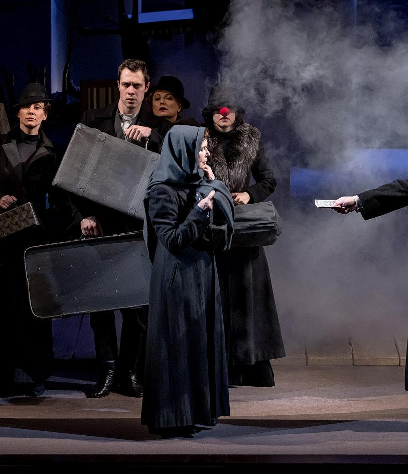 Фото с сайта театра им. Вл. Маяковского, так как снимать во время спектакля нельзя.