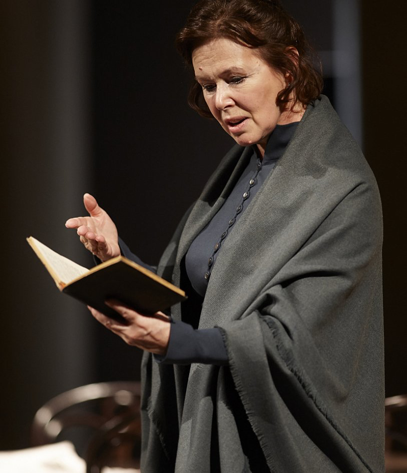 Фото с сайта театра им. Вл. Маяковского, так как снимать во время спектакля нельзя.