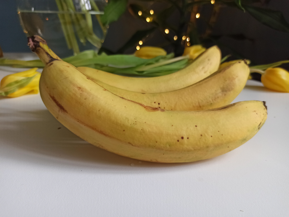 Бананы созревают при комнатной температуре.