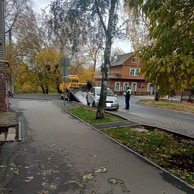    На Молодой Гвардии эвакуируют припаркованные машины