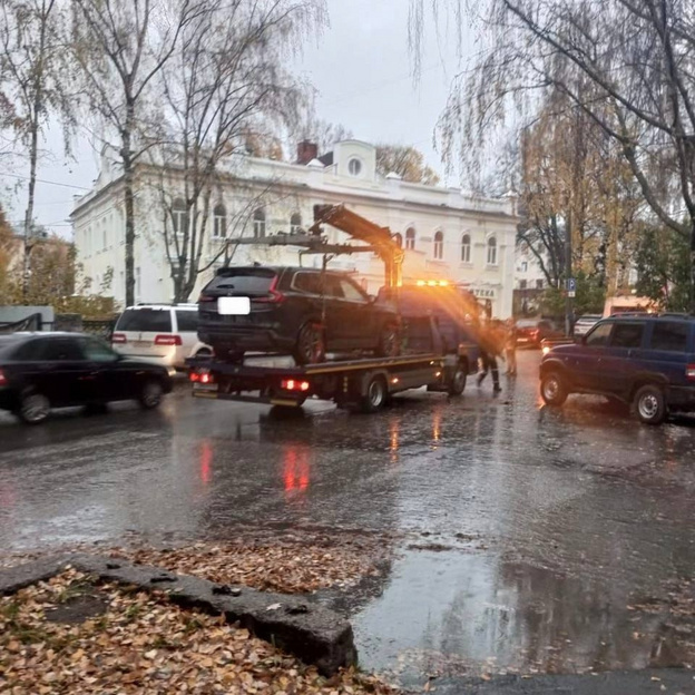    На Молодой Гвардии эвакуируют припаркованные машины