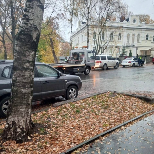    На Молодой Гвардии эвакуируют припаркованные машины