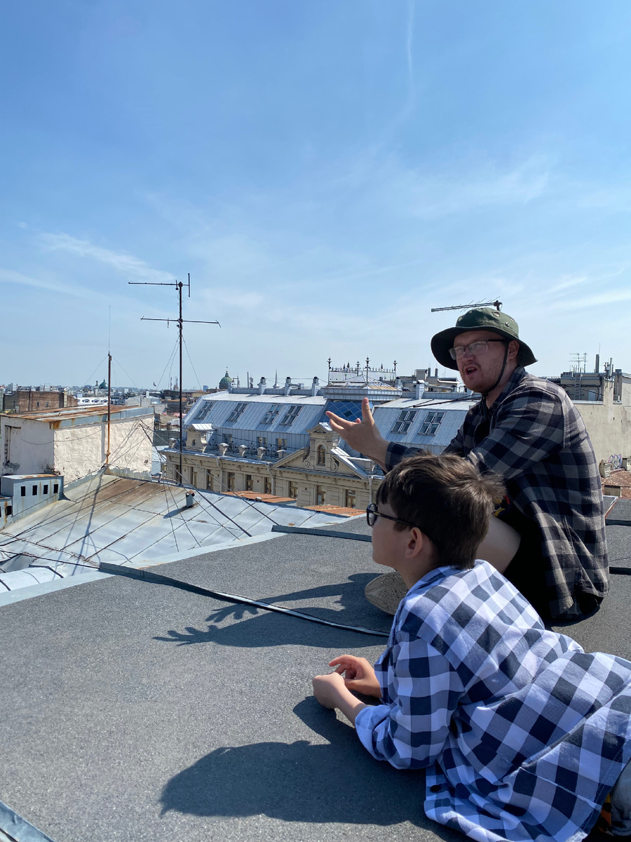 Экскурсовод Максим.