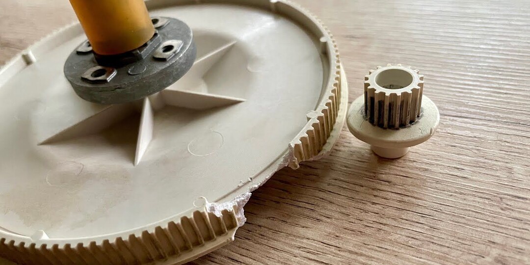 Сломались зубья на пластиковой шестерёнке? Вот как я восстановил её без токарки и 3D-принтера