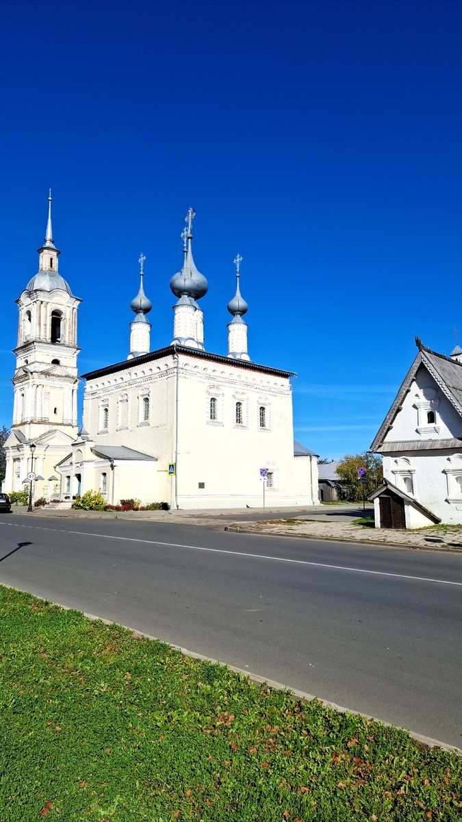 Смоленская церковь и Посадский дом в Суздале 