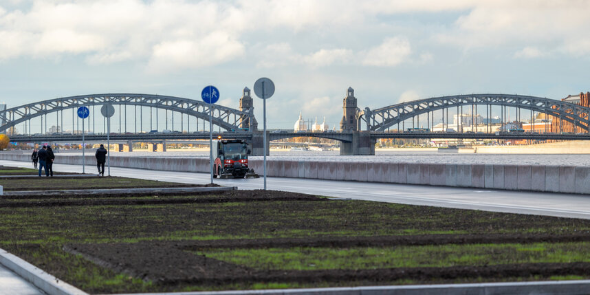    Набережная пользуется популярностью как место прогулокgov.spb.ru