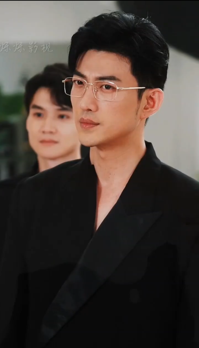 Актера, сыгравшего третьего мастера, зовут Юй Лун, то есть Дракон.  